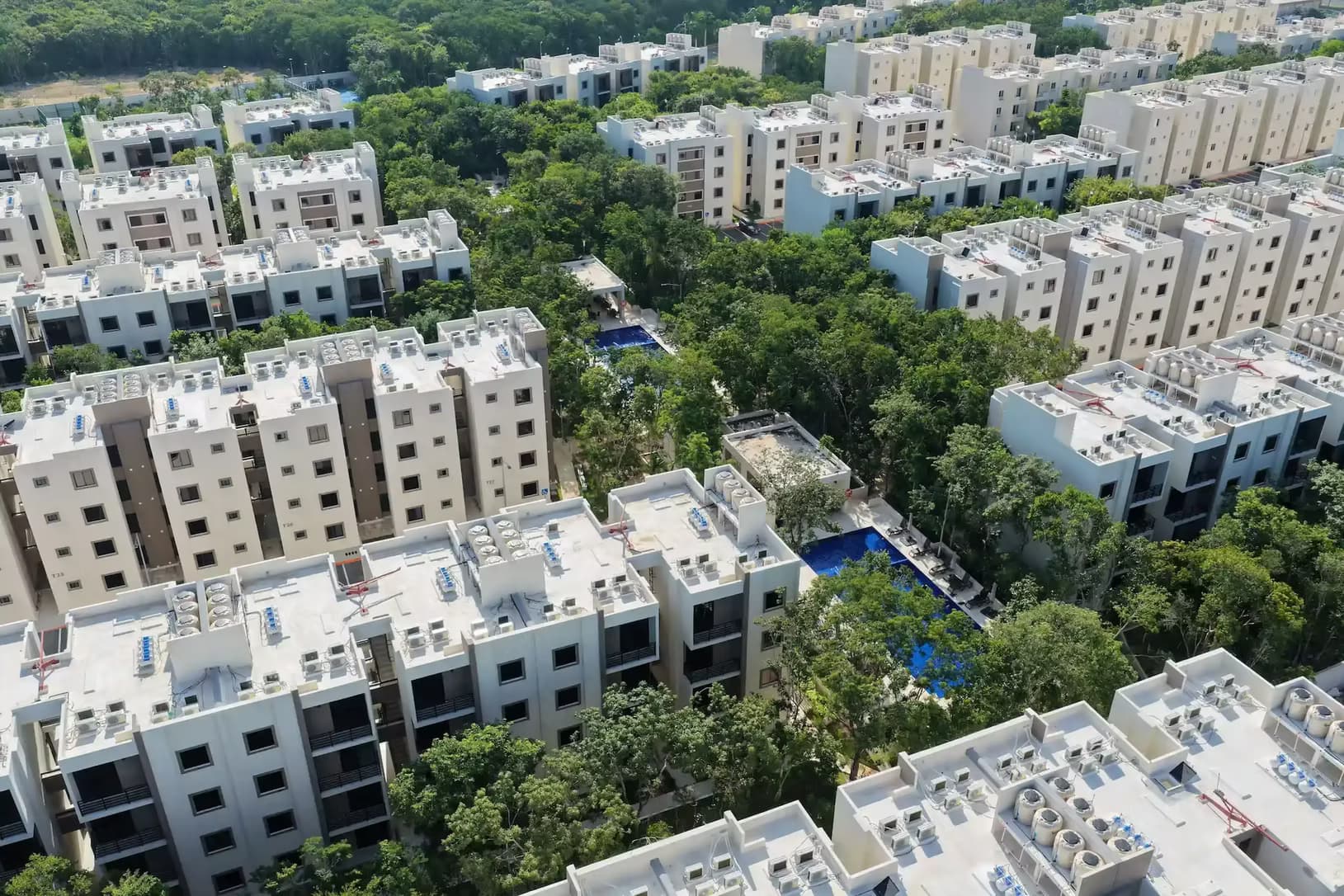 Vista aérea de una comunidad residencial en Playa del Carmen, Riviera Maya